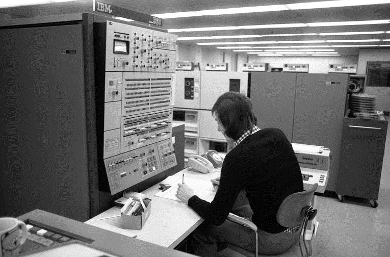 IBM System 360 mainframe computer memory 8MB Volkswagen office desk worker VW Autowerk 1973 photo by Lothar Schaack Germany