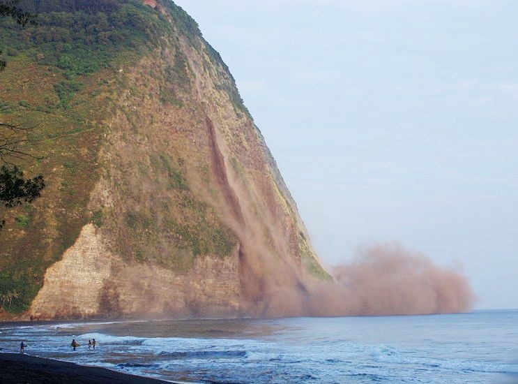 collapsing cliff Waipio Valley Hawaii Earthquake 15th October 2006 tsunami beach people ocean waves sea photo by MonicaSP54