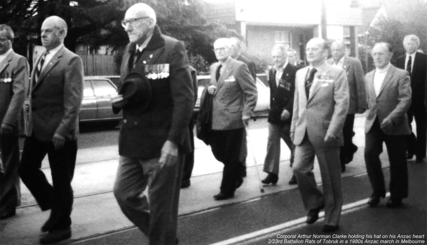 Corporal Arthur Norman Clarke hat 2-23rd Battalion Rats of Tobruk Australian World war soldiers 1980s Anzac Day marching Melbourne